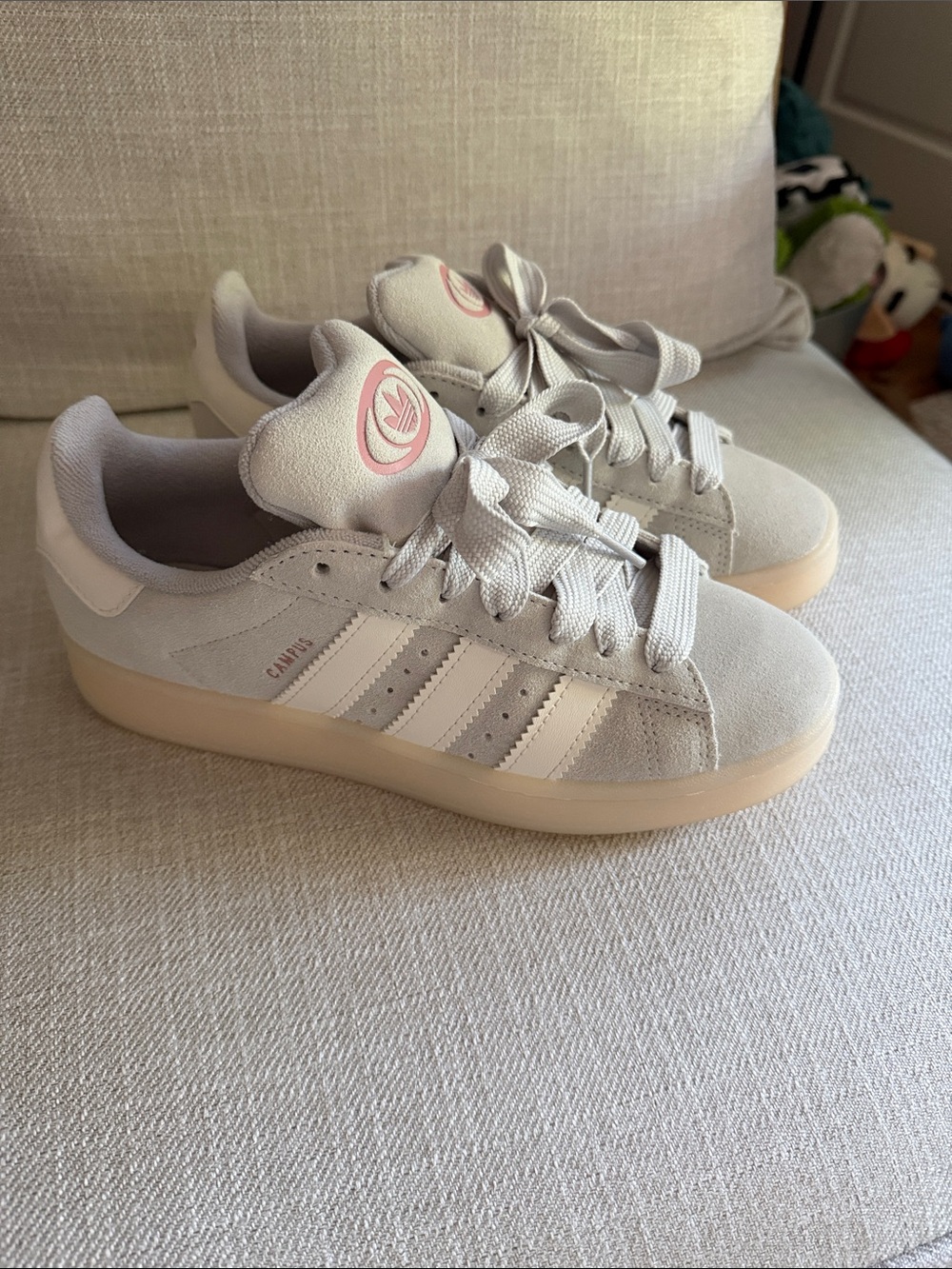 NEW adidas Campus Women's light grey Suede Sneakers with Pink Logo Accents